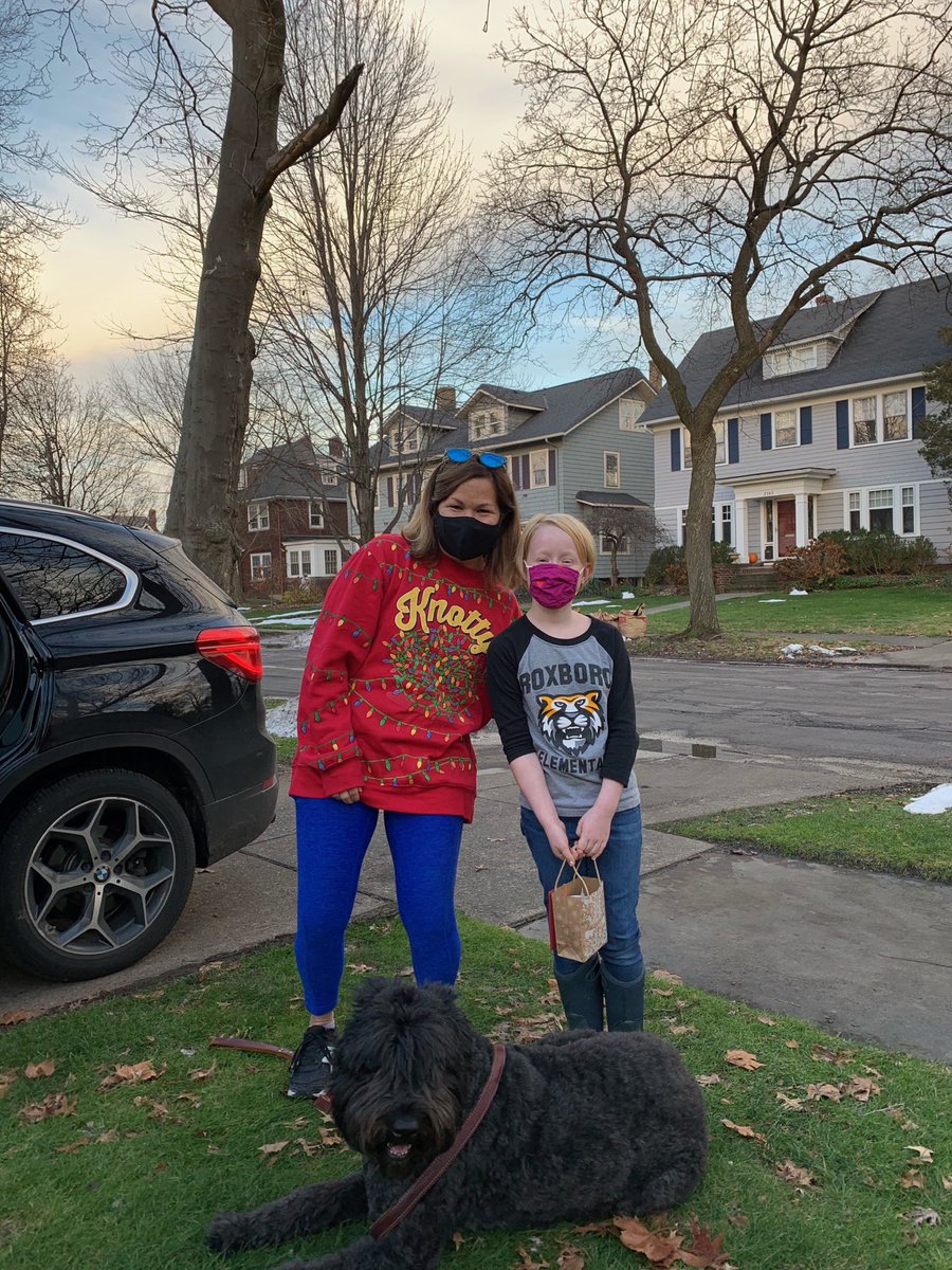 CHUHRoxEl's tweet photo. Ms. Thomas’s students were so happy to see her when she delivered their holiday treat.  They can now participate in Mug Monday with their own personalized mug.  Thank you Ms. Thomas!  How fun!! https://t.co/1gyBuzW9PE