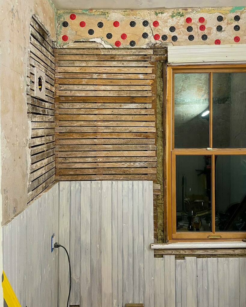 OldTownHome's tweet photo. We’ve got ourselves some major guest bathroom progress to report. 
•
First, the bad news. We’re not close to done, so this isn’t going to be some Christmas miracle. Womp womp. 
•
However, we’ve got the #salvaged #beadboard 100% installed and we’re st… https://t.co/pciX2BQaGq https://t.co/FHpqrrZ9Sy