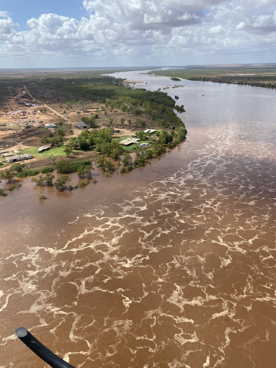From the sky this morning we are looking at floodwaters from the Shaw, Coongan and Strelley Rivers. 

The De Grey River has peaked for now, until water from the Oakover and Nullagine arrive. 

#DeGreyRiver #PortHedland #Pilbara #WetSeason 

ABC Pilbara