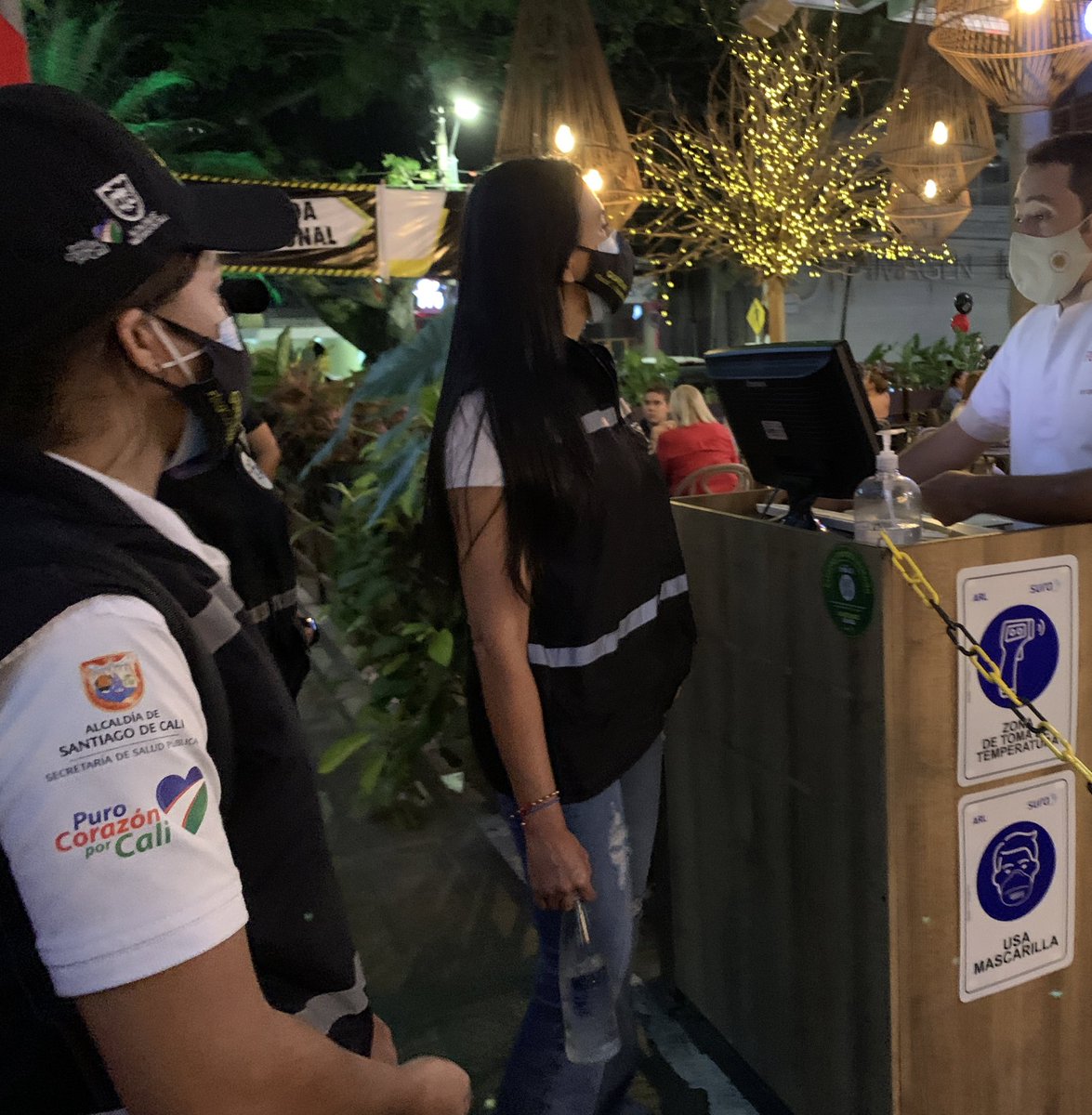 MiyerlandiT's tweet photo. Recorremos el sector gastronómico de ciudad jardín en compañía de los #GuardinesDeVida, algunos restaurantes deben mejorar sus controles de aforo y el distanciamiento de las mesas. Hemos dejado actas de compromiso en algunos de ellos como medida preventiva. 
@JorgeIvanOspina https://t.co/YttX4IEUVy