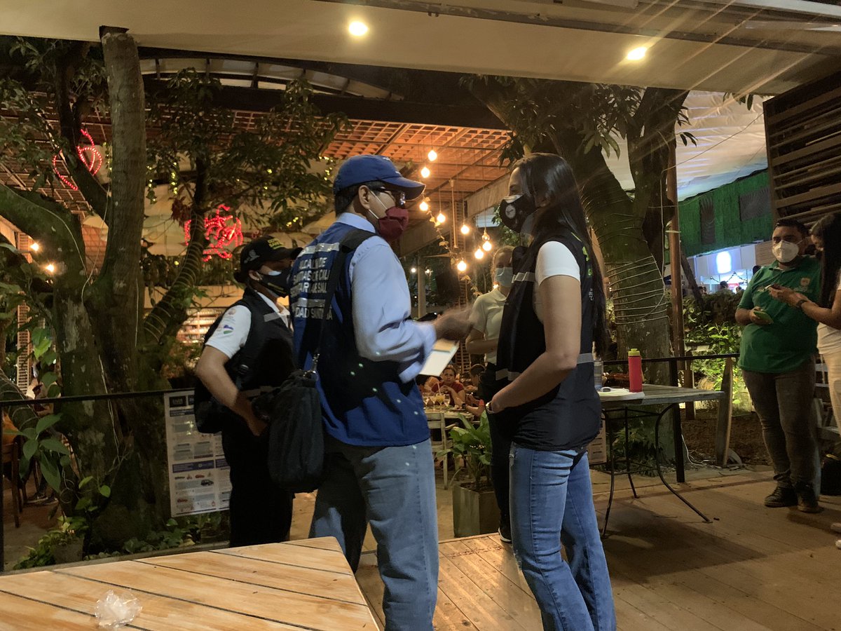 MiyerlandiT's tweet photo. Recorremos el sector gastronómico de ciudad jardín en compañía de los #GuardinesDeVida, algunos restaurantes deben mejorar sus controles de aforo y el distanciamiento de las mesas. Hemos dejado actas de compromiso en algunos de ellos como medida preventiva. 
@JorgeIvanOspina https://t.co/YttX4IEUVy