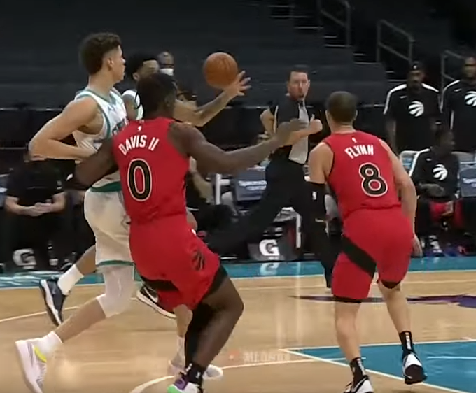 【影片】球家傳球天賦爆炸！LaMelo Ball行進中寫意背傳，助攻Bridges輕鬆上籃！-黑特籃球-NBA新聞影音圖片分享社區