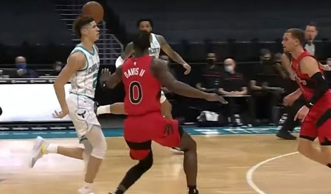 【影片】球家傳球天賦爆炸！LaMelo Ball行進中寫意背傳，助攻Bridges輕鬆上籃！-黑特籃球-NBA新聞影音圖片分享社區