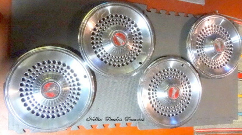 NelliesTimeless's tweet photo. Vintage 70s #Pontiac #HubCaps https://t.co/Ju6gfmNihs #vintageauto #classiccarparts #mancave #christmasgiftideas #christmasgiftsforhim #giftsformen #giftideas #mensgift #vintagegift #vintageshopping #vintageshop #vintagecar #autoparts #collectible #giftsforhim #giftforhim #gift https://t.co/A6CPpiibdW