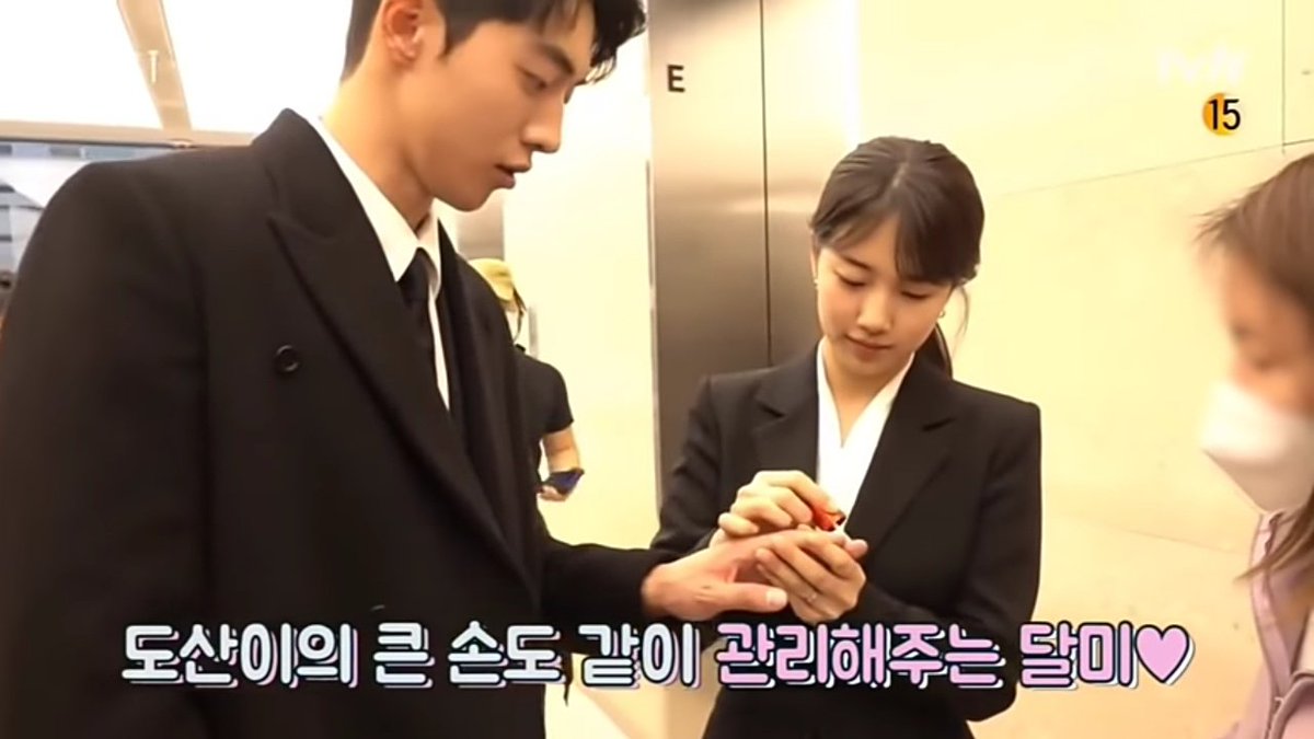 1. stylist ready to polish joohyuk's nail and jh was ready for that
2. suzy saw joohyuk's hand while polishing her nails. stylist ready to grab jh's hand
3. stylist saw suzy was planning to grab jh's hand that's why she didn't continue to grab it and let suzy do it
4. 💅🏼