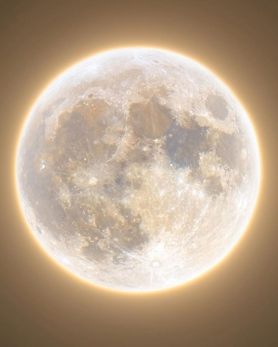 Exulansista's tweet photo. Eternamente enamorado de la luna. https://t.co/9tfOHN0XU1