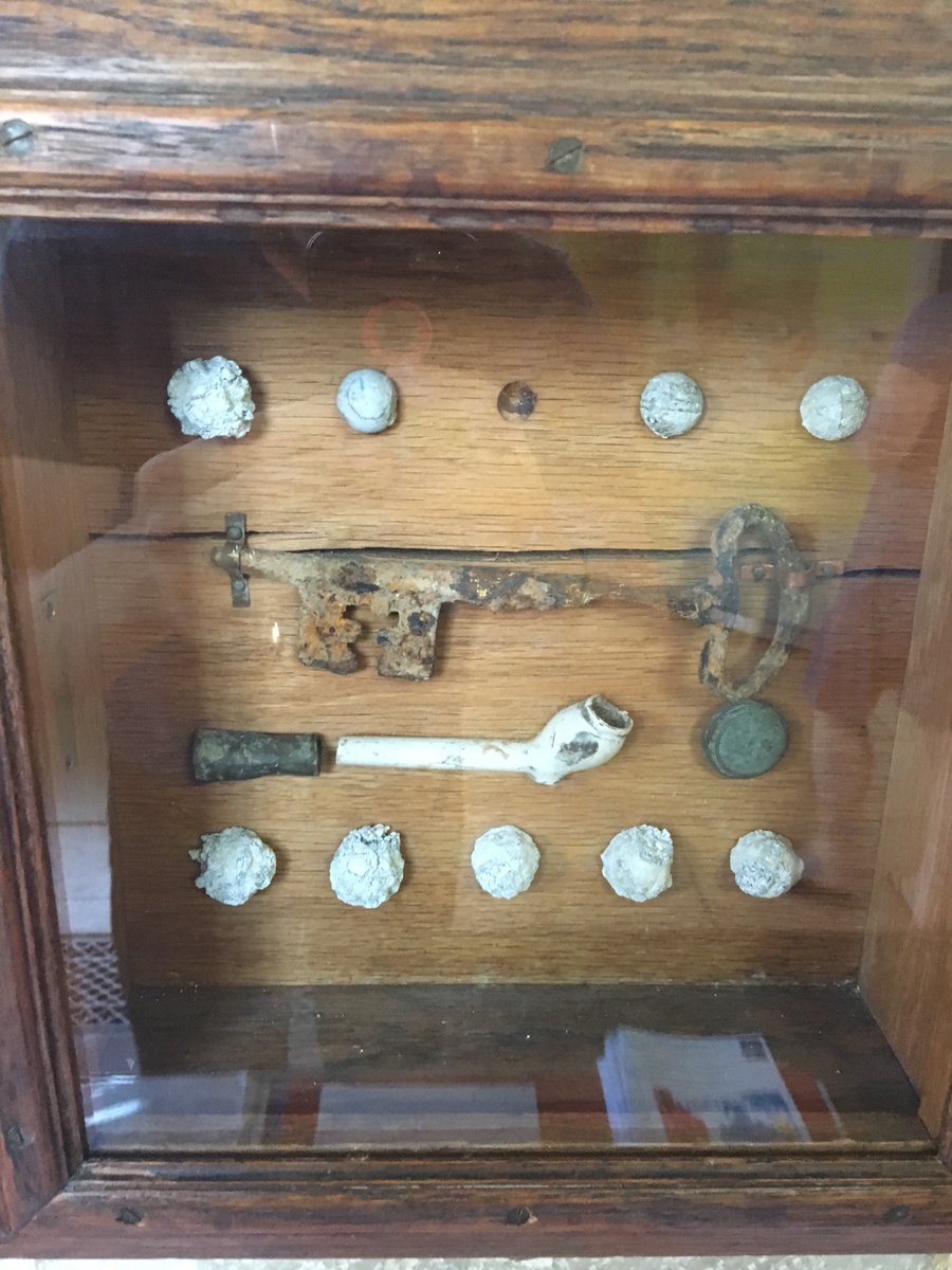  #OTD 1643, despite winter quarters, Sir William Waller's parliamentarians attacked royalist Alton.Battle focussed around the church of St Lawrence's & the graveyard, where the royalist infantry made a last stand. Signs of the desperate struggle can still be seen today ... 1/3