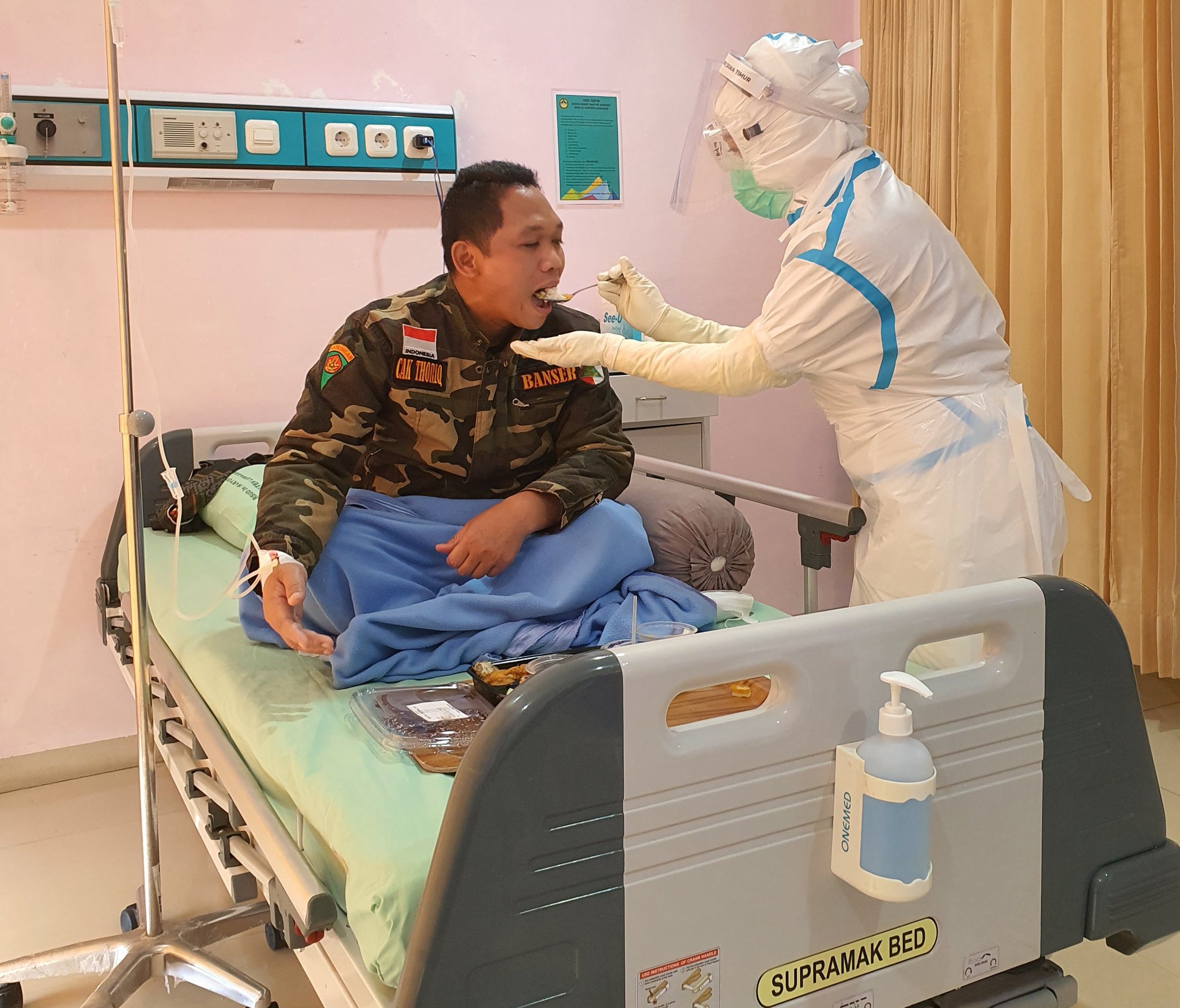 Bupati Lumajang, Thoriqul Haq, disuapi makanan oleh perawat.