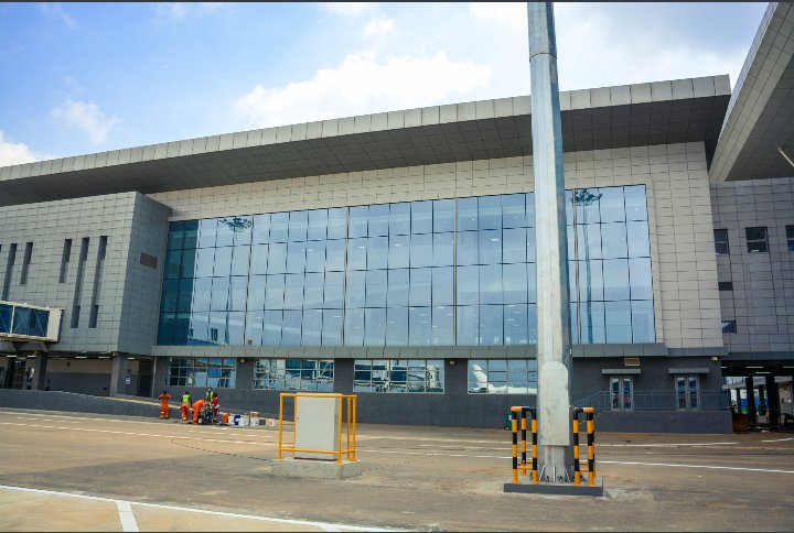 ajayidavid0811's tweet photo. This is the New Lagos International Mega Terminal. It is expected to commence operations by February 2021. The BRT bus system and Lagos Red light rail system will be linked to this terminal.

#ADAKS #TheSmartCity #GodBlessNigeria https://t.co/VKulaXzvD0