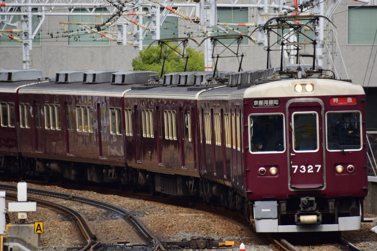 ぬーぴー 午前中は7300系の中でも1番好きな7327f代走特急を追いかけました！梅田