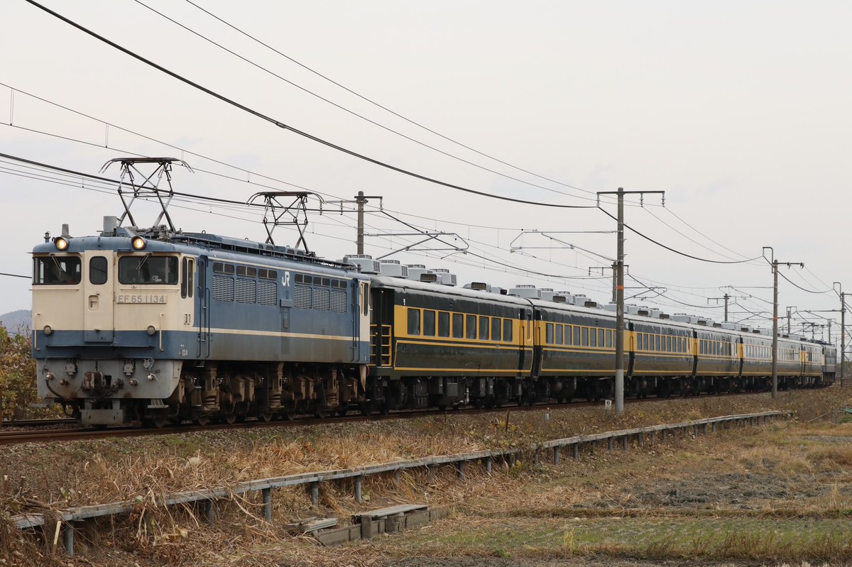 Series24_Type25's tweet photo. 回9701レ
EF65-1134+14系サロンカーなにわ7B+EF65-1135 https://t.co/9uCgeGrA4J