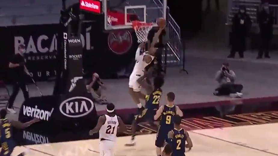 【影片】極限一攻一防！騎士菜鳥0.3秒打進2+1，生涯首秀就上演絕殺！-黑特籃球-NBA新聞影音圖片分享社區