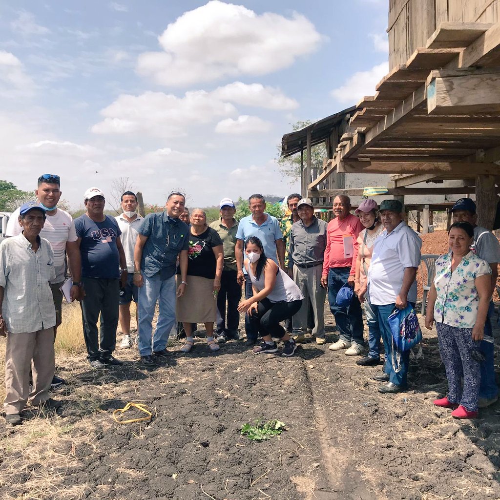 AAALosPinos's tweet photo. Hoy luego de nuestra Asamblea General Extraordinaria, tuvimos la visita del Ab. Alexander F. quien representará en defensa a nuestros 6 compañeros involucrados en un falso delito investigado por la FGE. #AsocdeAgricultesArrocerosLosPinos #Justicia https://t.co/Bw7geY8SOv