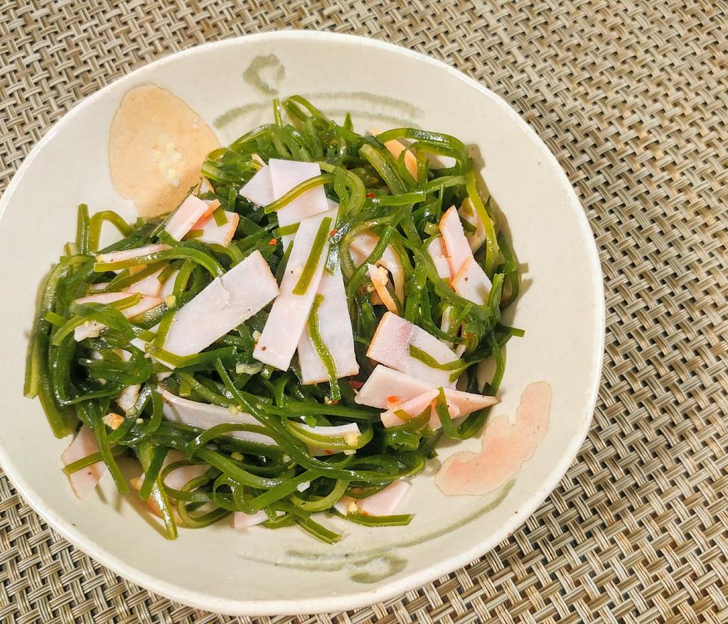 茎わかめの中華サラダ?✨

魚介類コーナーにある、カットされた茎わかめがお手軽だったので✨

茎わかめに熱湯をかけ、水気を切ったら、ごま油大さじ2・砂糖大さじ1・醤油大さじ1・ニンニク少々、もやしや刻んだハムを加えて全体を混ぜ合わせたら完成✨

豆板醤や七味を足しても美味しいです?✨ 