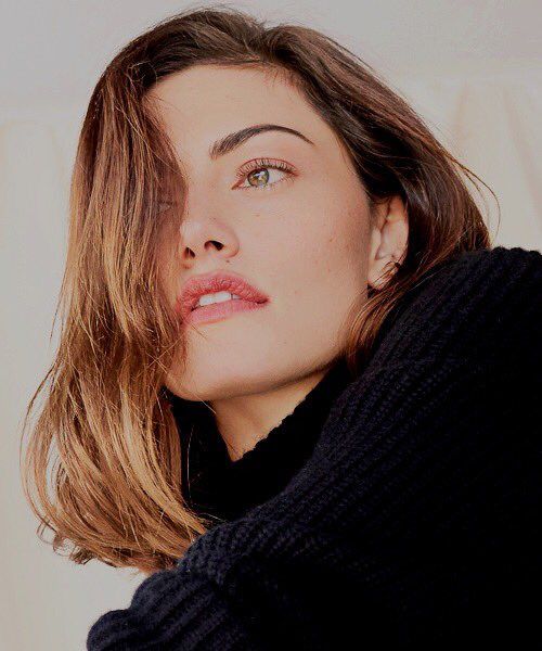 stylezhell's tweet image. O sorriso dela me desmonta inteiro...