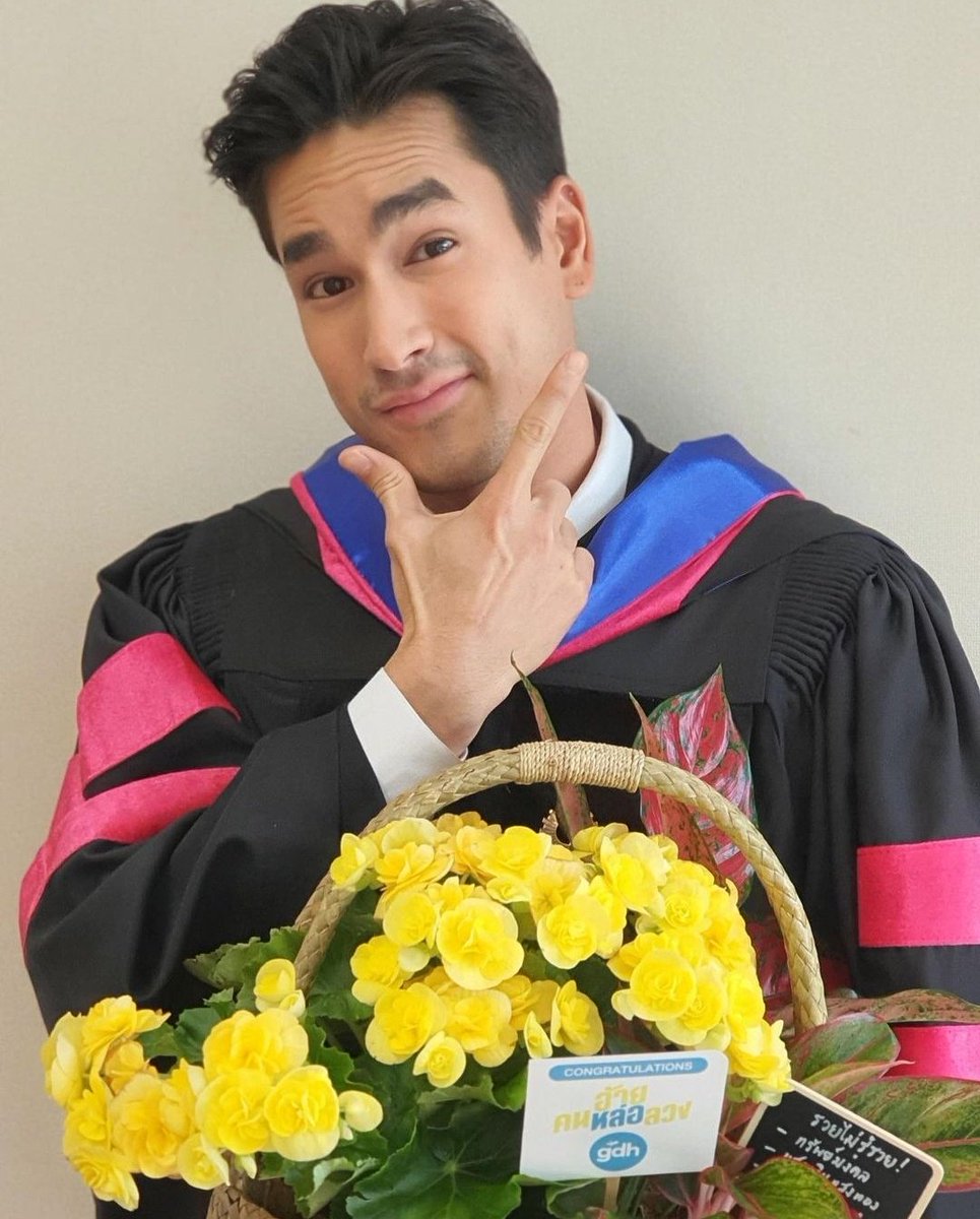 ManjulaV2's tweet photo. What a good week to start...😊😊 Proud mommy and son ☺️ #kugimiyas #NadechKugimiya Congratulations Master 👨🏻‍🎓💐💐💐👏👏 https://t.co/MrXGlaieD7