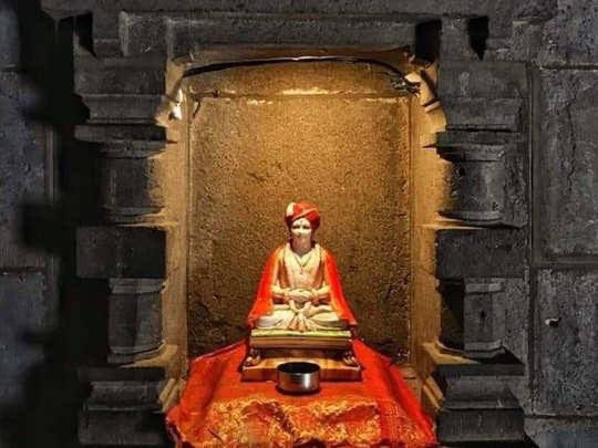 At the age of 10, during pilgrimage to tryambakèshwara jyotirlinga, a divine chance leads him to the cave of gahininath - a yogi from bath-samlradaya. Gahininath initiates 10 year old nivritti and gives him anugraha, mantra and dikshā.