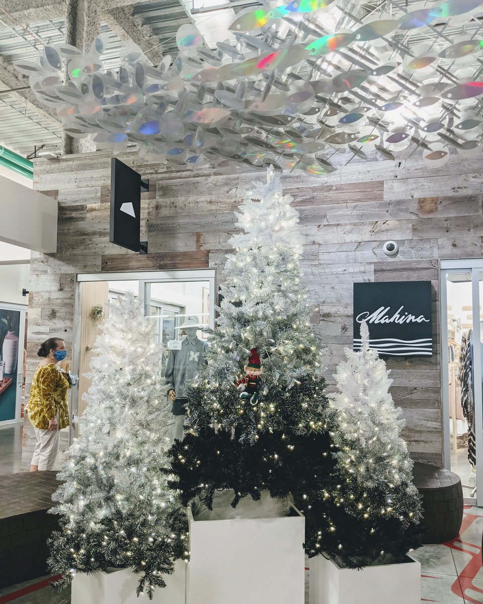 wvshopsJP's tweet photo. ワードビレッジのサウスショアマーケットも、クリスマスムードが漂います🎄🎅🔔

#ワードビレッジ #ハワイ #クリスマス #wardvillage https://t.co/FhKqXeg0v9
