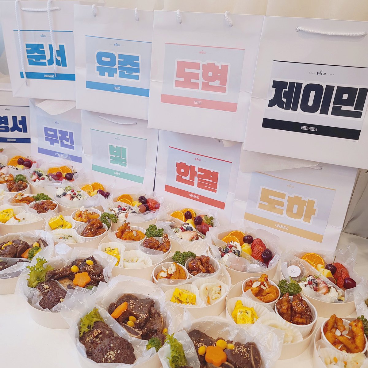 Doit041110's tweet photo. ❤️🍱

배추쌈의 올해 마지막 인기가요 무대를 응원하기 위해 멤버들과 스텝분들에게 도시락 서포트를 전달하였습니다 ! 

귀여운 아기 햄찌 도현아,,, (ง •̀_•́)ง
오늘 무대도 잘 하고! 맛있게 먹어😝

#도현 #남도현 #bae173 #비에이이173 https://t.co/dCCFP3PMxw