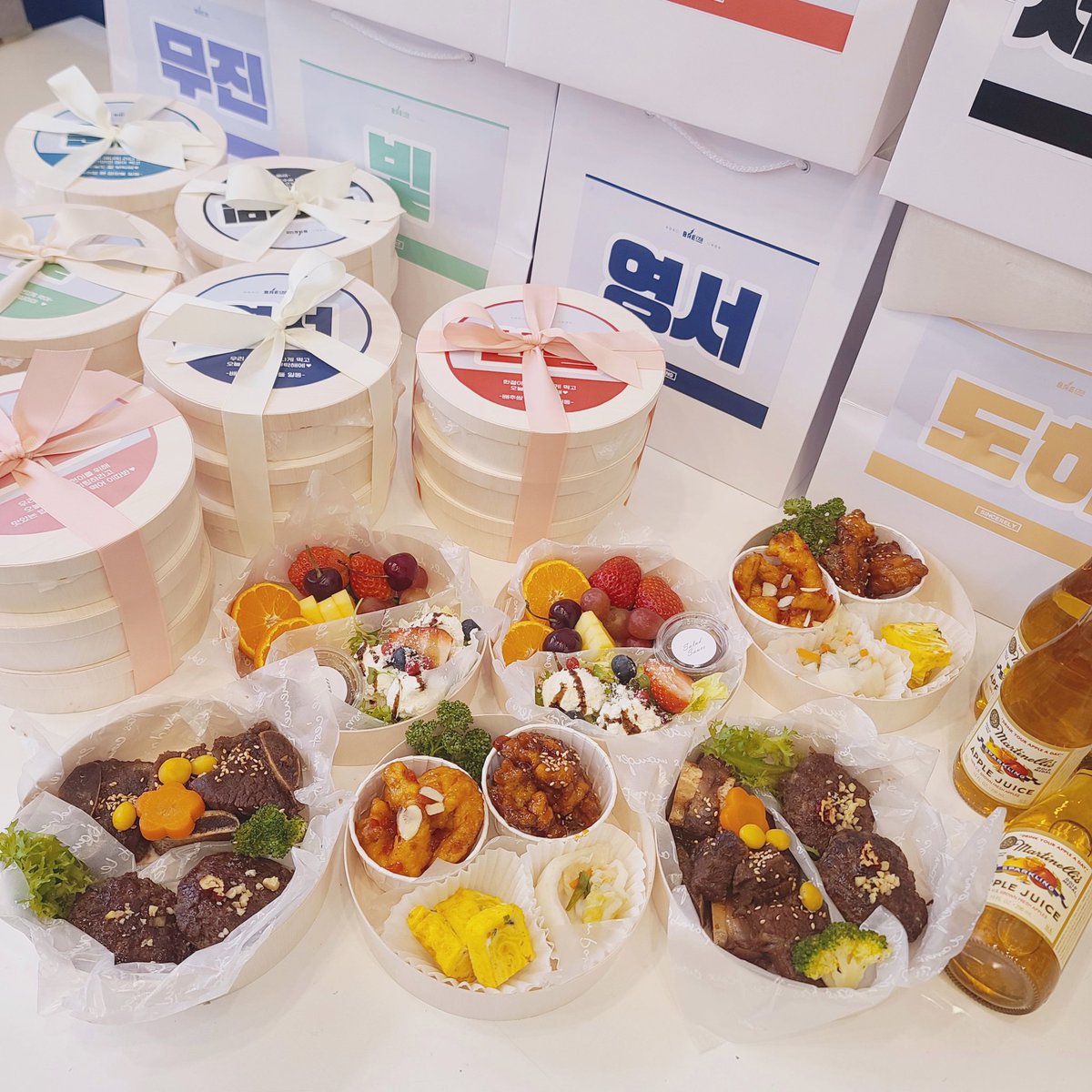 Doit041110's tweet photo. ❤️🍱

배추쌈의 올해 마지막 인기가요 무대를 응원하기 위해 멤버들과 스텝분들에게 도시락 서포트를 전달하였습니다 ! 

귀여운 아기 햄찌 도현아,,, (ง •̀_•́)ง
오늘 무대도 잘 하고! 맛있게 먹어😝

#도현 #남도현 #bae173 #비에이이173 https://t.co/dCCFP3PMxw