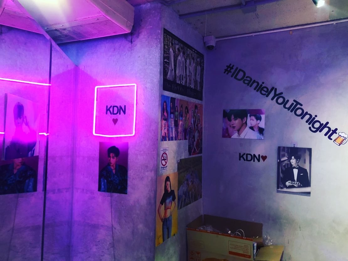 OverseoulBKK's tweet photo. ความรักอบอุ่น ❤️❤️ กับงาน #IDanielYouTonight ขอบคุณที่เลือกมาจัดงานวันเกิดคังแดเนียลที่ OVERSEOUL 🎊🎊🎉🎉 ปีหน้ามากันอีกน้า~ ☺️☺️ #OVERSEOUL #OVERSEOULBKK #SojuWannaDanceWithMe https://t.co/XqO6QVtxI1