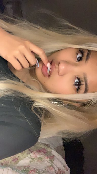 Watch v ♡ (⇀ 3 ↼)'s leaked NSFW photo on TwXstars