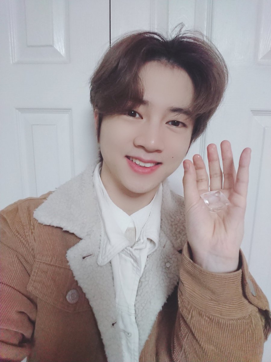 black6ix_twt's tweet photo. [YeY]

오늘 눈이 내려서 ❄️ 여러분이 너무 보고 싶어요😭 ♥
그래서 아이스크림을 먹을게요(🤔) 
I love you 💕 I miss you 🤗
#예이 #YEY 
#BLACK6IX #블랙식스 #BLACKPEARL #블랙펄 
#YEJUNPARKER #superpower #real #SpiderMan https://t.co/BeI6YoCpL6