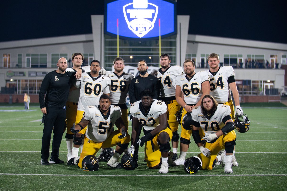 CoachCardwell_'s tweet photo. It’s Different In The Trenches #Bulls #WinnersWin 😈😈😈 https://t.co/G4pEgB96Nq