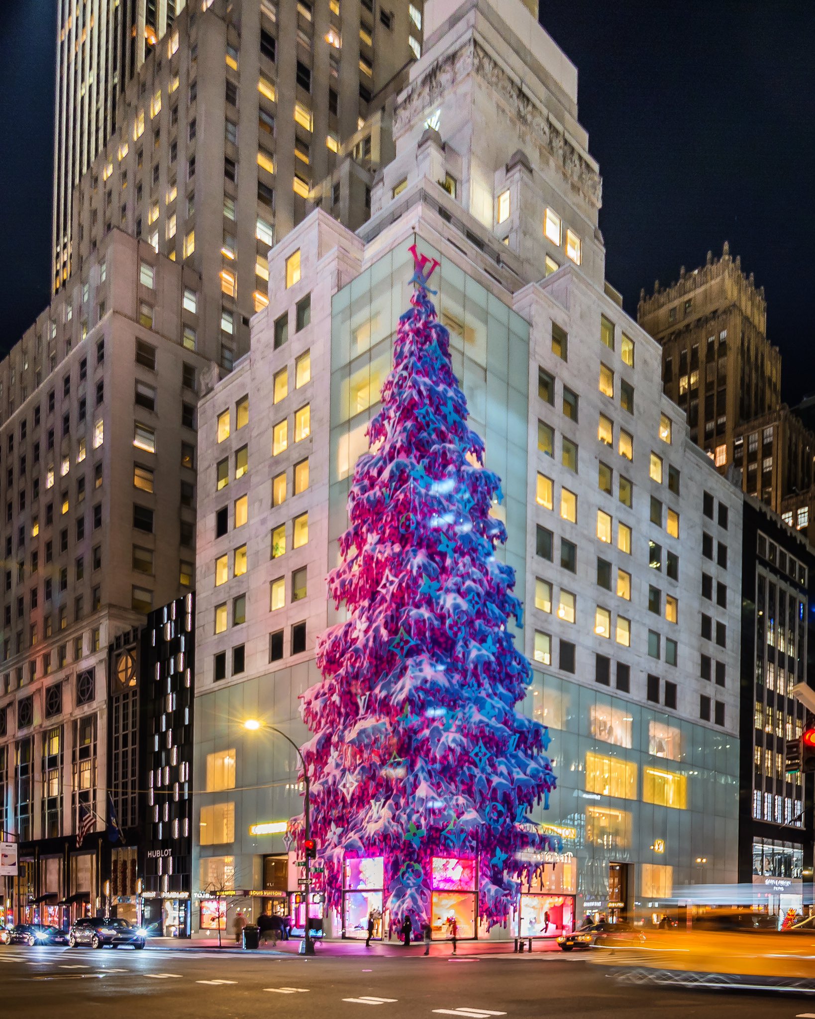 Noel Y. Calingasan • NYC on X: LV's O Christmas Tree! Louis Vuitton  holiday window installation Louis Vuitton unveiled its holiday window  installation featuring a colorful, towering Christmas Tree that scales the
