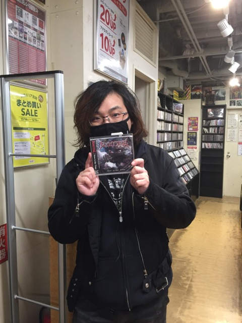 dp2_diskunion's tweet photo. 先日、『Now is the Time』をリリースされたAXBITESのTSUI様がご来店されました！手書きのPOPを頂き、写真撮影にも応じていただけました。ご来店ありがとうございます！！

▼新作情報＆リリース予定情報はコチラ▼
https://t.co/XDttKPikxF https://t.co/oFN6VxwLYW