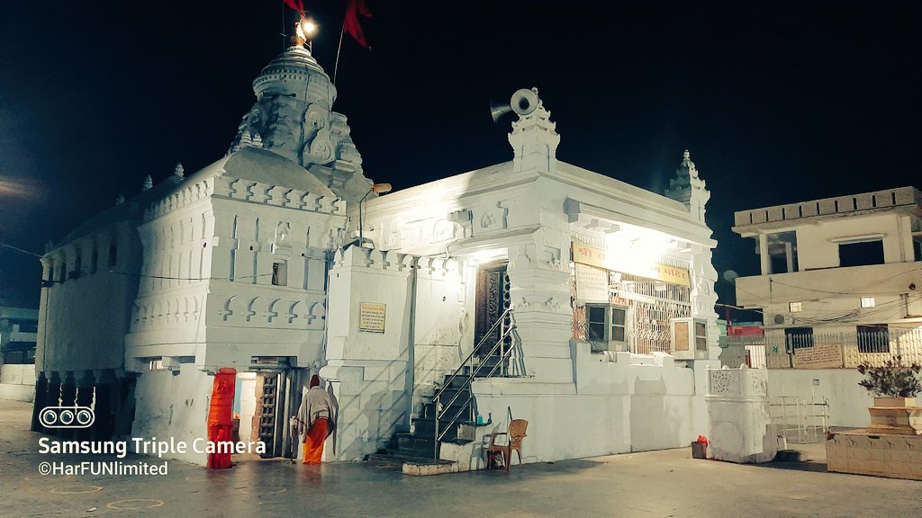 HarFUNlimited's tweet photo. The Rajiv Lochan Vishnu Mandir is an ancient Vishnu temple located at Rajim. A 7th century CE inscription recording the construction of the temple, and dated to the reign of the king Vilasatunga, has been found here.
#LessKnown #Temple #JaiShriRam 🚩🙏 https://t.co/QtW3tAImFi