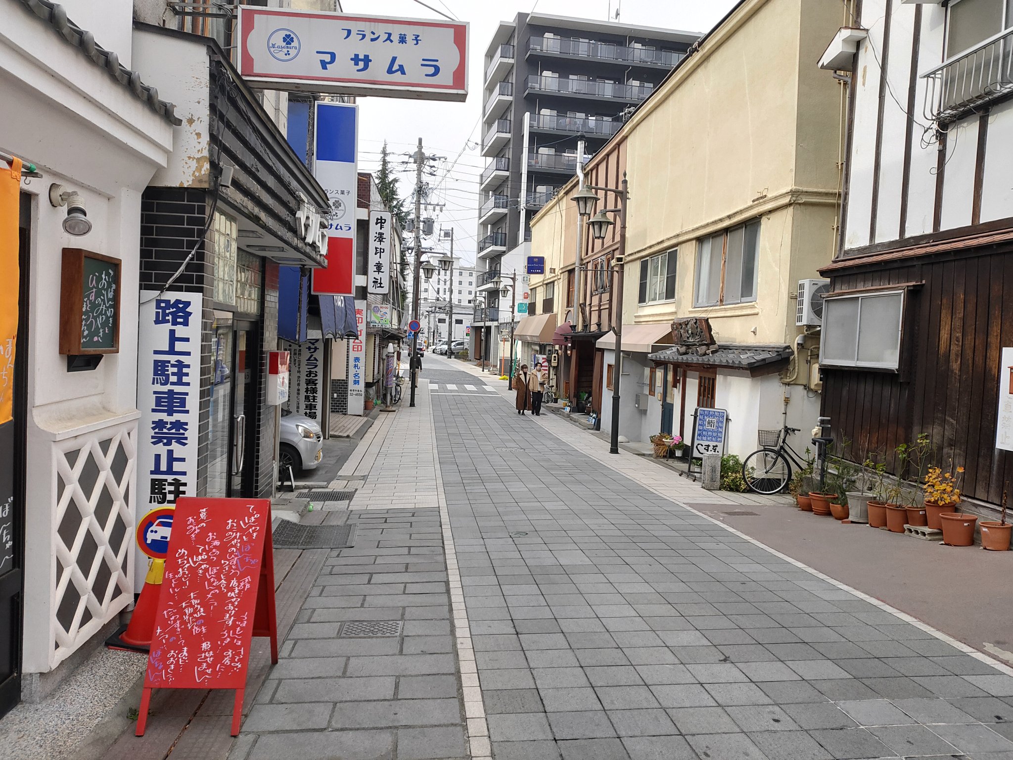 Upe Muzika 松本市の街ブラが楽しい きっと地元の方々はいつもの景色なんだろう レトロとも違った絶妙な和テイスト 歴史を感じる建物 瓦屋根 それが若者の感性にもグッと刺さっている感じで めちゃくちゃカッコイイ 細い路地が多くて北海道民には