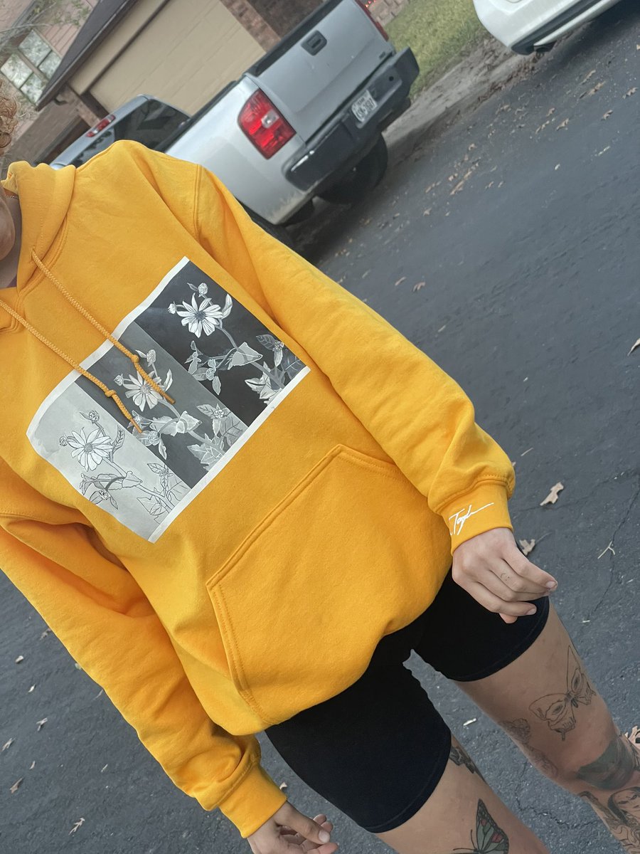 MatteaTaylors's tweet photo. Sunflower hoodies $45 https://t.co/HHsbfex9ww