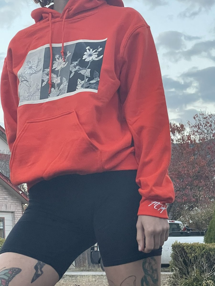 MatteaTaylors's tweet photo. Sunflower hoodies $45 https://t.co/HHsbfex9ww