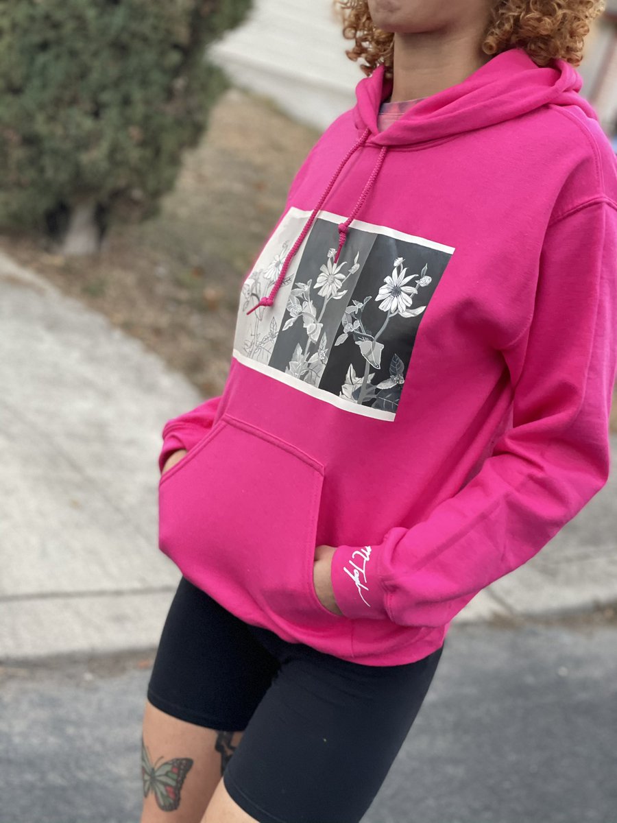 MatteaTaylors's tweet photo. Sunflower hoodies $45 https://t.co/HHsbfex9ww