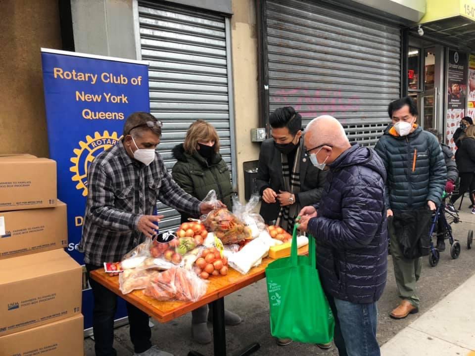 YiAndyChen's tweet photo. #UnitedWeHelp average of 500 cases of food we giveaway weekly. Plus personally deliver to those who couldn’t come out to pick up. Including seniors,people with disabilities and families with babies. Thank you team and all the volunteers! #LetsGettoWork https://t.co/318Av0HCLd