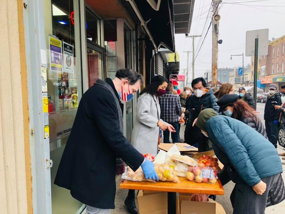 YiAndyChen's tweet photo. #UnitedWeHelp average of 500 cases of food we giveaway weekly. Plus personally deliver to those who couldn’t come out to pick up. Including seniors,people with disabilities and families with babies. Thank you team and all the volunteers! #LetsGettoWork https://t.co/318Av0HCLd