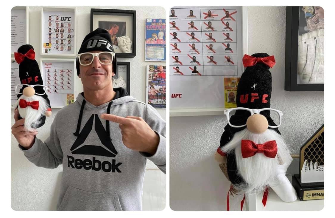 AngeloTarantini's tweet photo. That’s me 🧙🏻‍♂️🤓✂️❤️
The gifts, the WONDERFUL ones ❤️ Thanks #NaniChePassione🙏🏻
  #Cutman #cutlife #Ufc #angelotarantini #thesardiniancutman https://t.co/u4RdaEzGMc