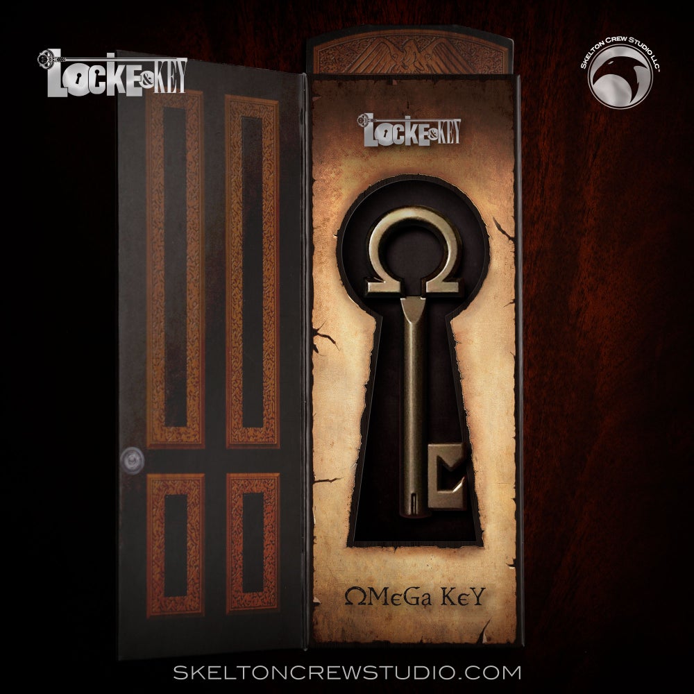 SkeltonCrew's tweet photo. Today is our last #KeyMas GIVEAWAY ❄️🗝️❄️
The powerful Omega Key is waiting for you.... from the incredible comic #LockeandKey by @joe_hill & @GR_comics.
1. Follow us @SkeltonCrew
2. Like & RT this post for a chance to win the Omega Key. https://t.co/t0yttshOgn