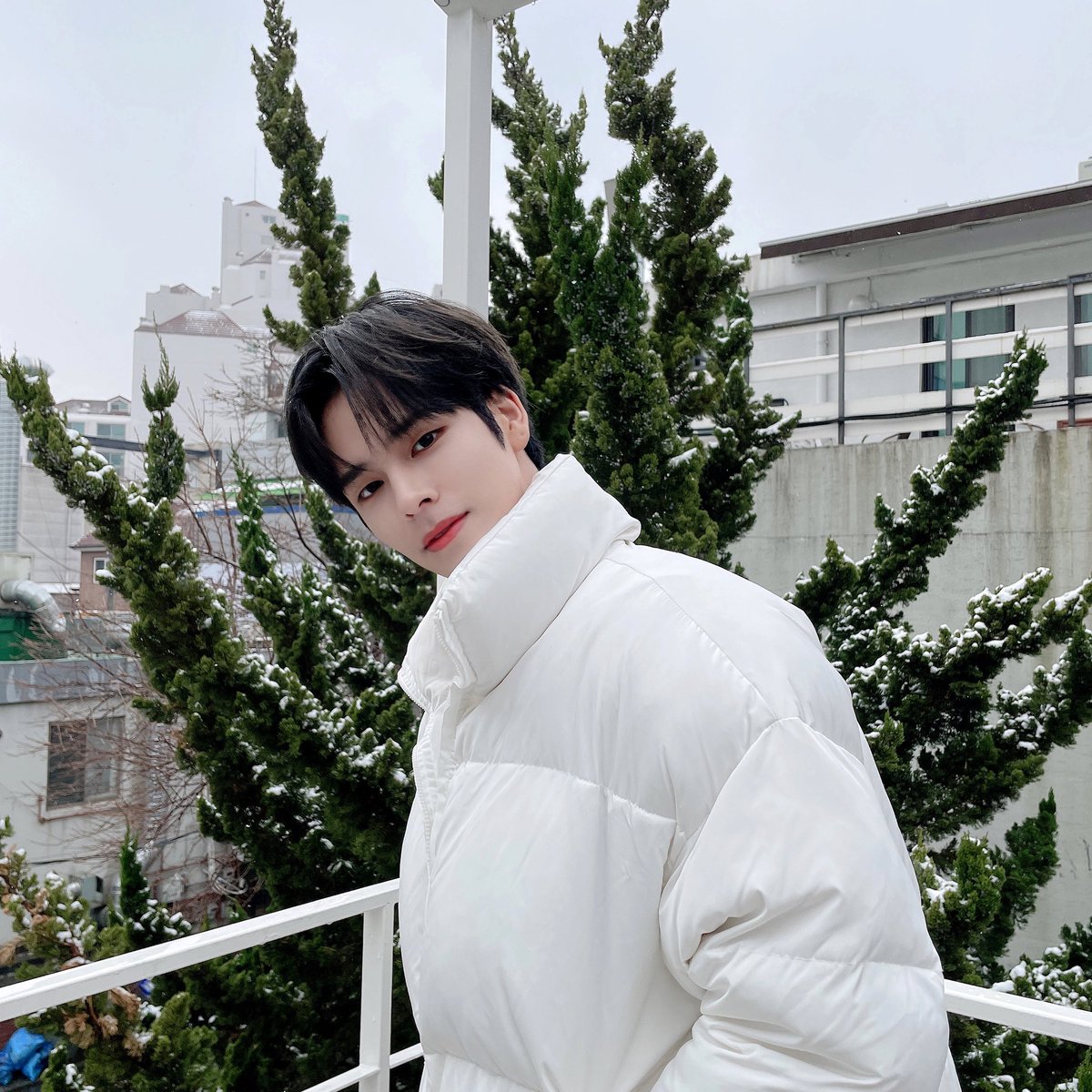 CRAVITY_twt's tweet photo. 러비티!!!눈 와요 눈❄️
나랑 놀사람?☃️
#크래비티 #세림 #눈 #포토바이쭈니 https://t.co/i2Qhc8ioqH