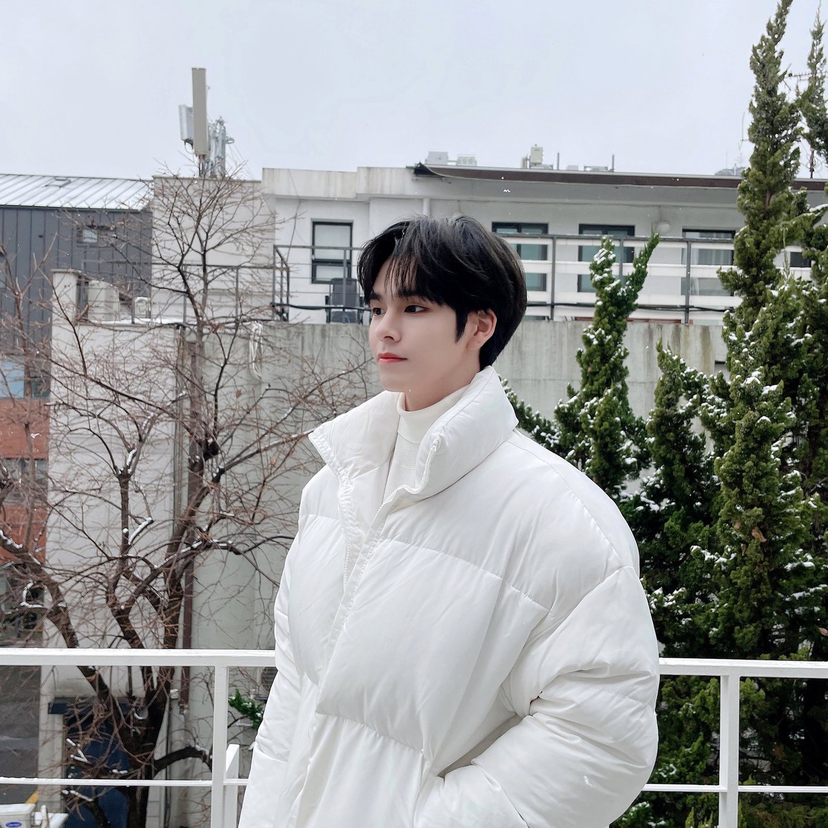 CRAVITY_twt's tweet photo. 러비티!!!눈 와요 눈❄️
나랑 놀사람?☃️
#크래비티 #세림 #눈 #포토바이쭈니 https://t.co/i2Qhc8ioqH