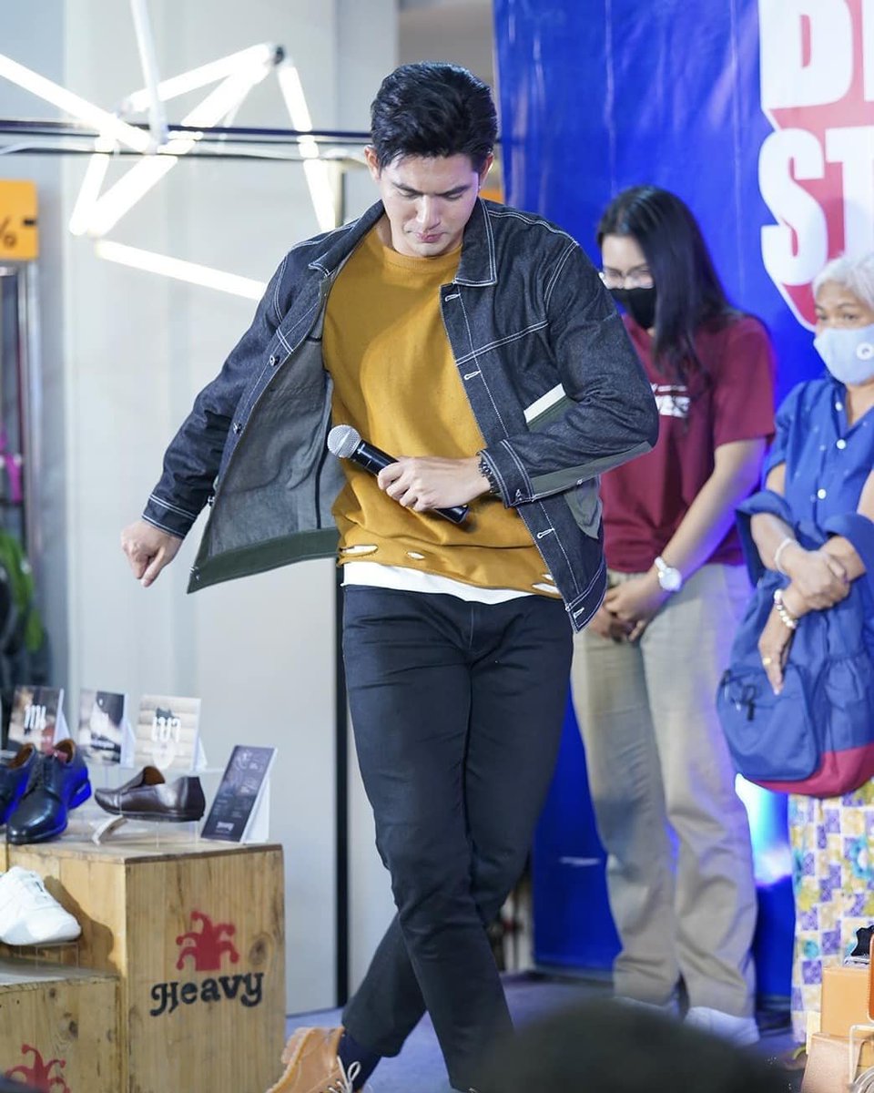 HussaweeFamily's tweet photo. เก็บตก!!
📍งาน Central Gifts For Him 🎁 ชั้น1 โซนพลาซ่า เซ็นทรัลพลาซ่า จ.อุดรธานี
#HeavyShoesWithKem
ถ้าเธอชอบคนแสนดี!!
ฉันนี้ แสนฮา ว่าซ้านน😅😅
📸liusansanee
#เข้มหัสวีร์ https://t.co/CVs5BFlPLS