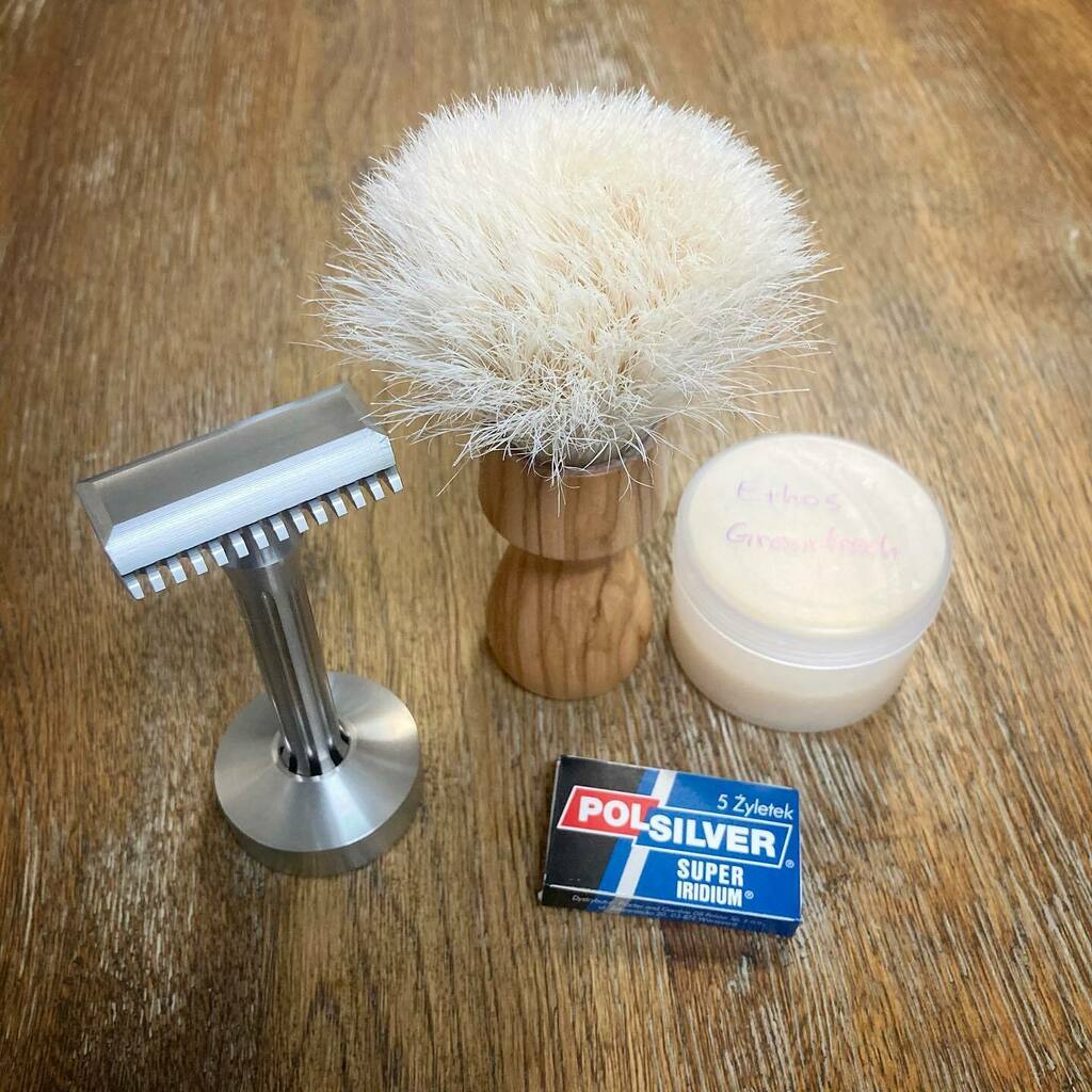 morrisonhostel's tweet photo. #sotd💈
#shaveoftheday #wetshaving #wetshavers #oldschoolshaving #traditionalshaving #safetyrazor #doubleedgerazor #blacklandrazors #blackbird #ethos #greenfresh #zenithbrush
@wetshavers https://t.co/e82jD6KIIE https://t.co/Epx0aYBnSm
