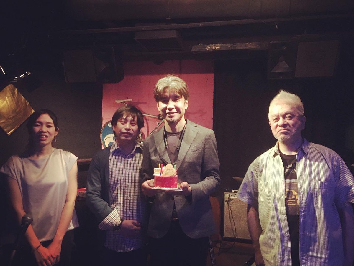 宮地スグル Cd発売記念 ライブでした サプライズでメンバーによるbdソングが始まり 自分も吹く ってのをやりましたが ケーキが出て来てビックリ しかも大好物の江古田アンデルセンのクリスマスケーキ わざわざ予約してバンドで買ってくれたそうです 宮地スグル Cd発売記念 ライブでした サプライズでメンバーによるbdソングが始まり 自分も吹く ってのをやりましたが ケーキが出て来てビックリ しかも大好物の江古田アンデルセンのクリスマスケーキ わざわざ予約してバンドで買ってくれたそうです