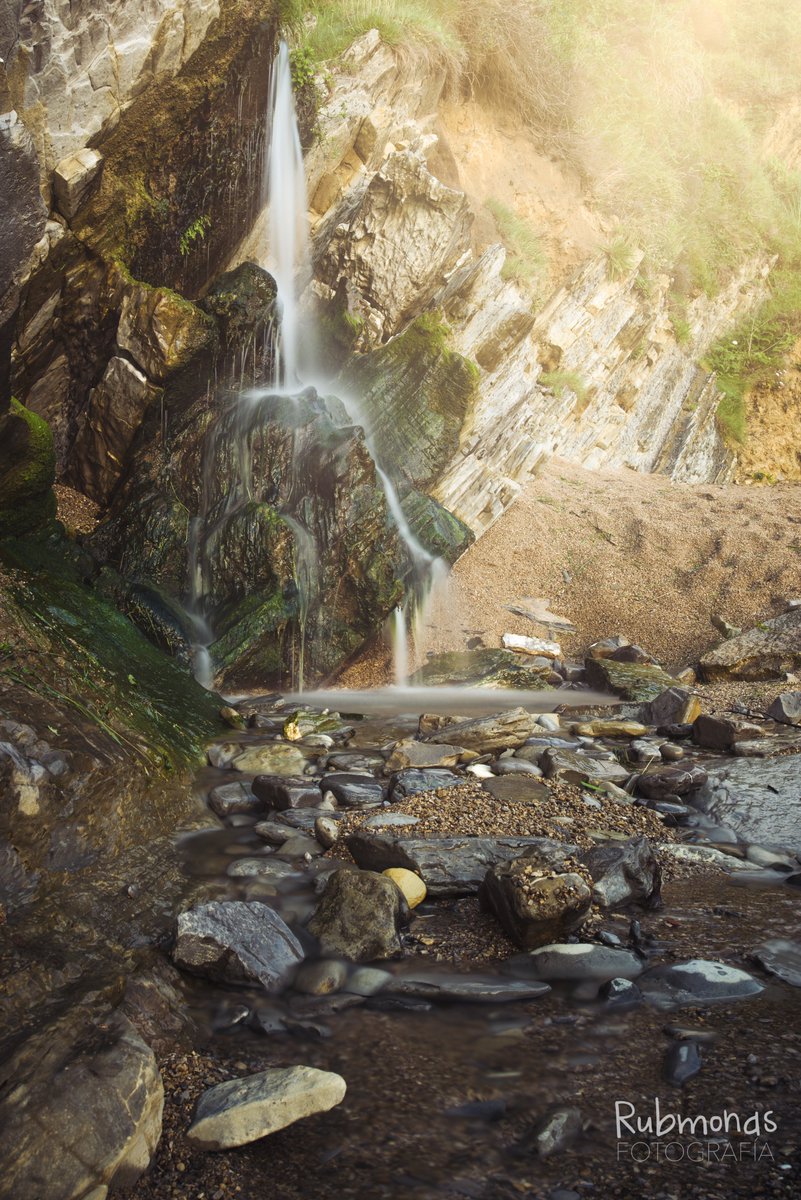 Todo depende de los ojos con los que los mires.
¿Cuanto diriais que mide esta caida de agua?
Jugando con la perspectiva...
Te crees si te diría que no más alta que yo?
Recuerdos de mi primera salida después de la desescalada
#barrika
#gorliz #sunrise #euskadi #basquecountry
