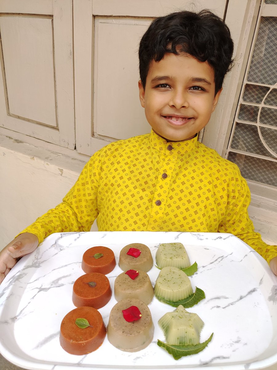Ankitaa03's tweet photo. "Mumma dekho maine banaya"😀.

#HappySunday #Aarav ke handmade #HappySoaps https://t.co/jp61OCT1ao
