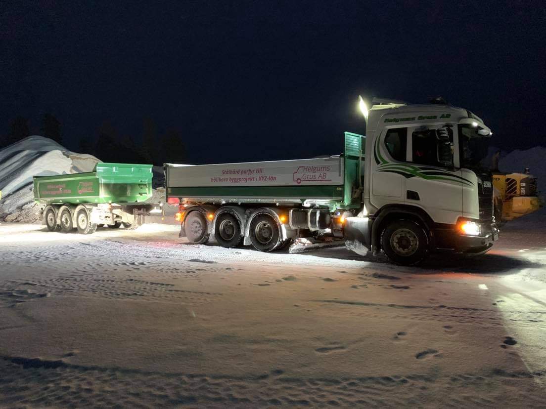 ab_grus's tweet photo. Santa Lucia...
Idag nygräddade lussebullar i matsäck.
Leverans av bergkross 0/90 mm &amp; 0/32 mm fr #Porfyrberget t förstärkning av skogsbilväg.
Samtidigt snöröjning av Lemråvägen så leveranser av vintersand t halkbekämpning på regionens vägnät kan rulla obehindrat.
Glad Lucia! https://t.co/DVNRJFf11z