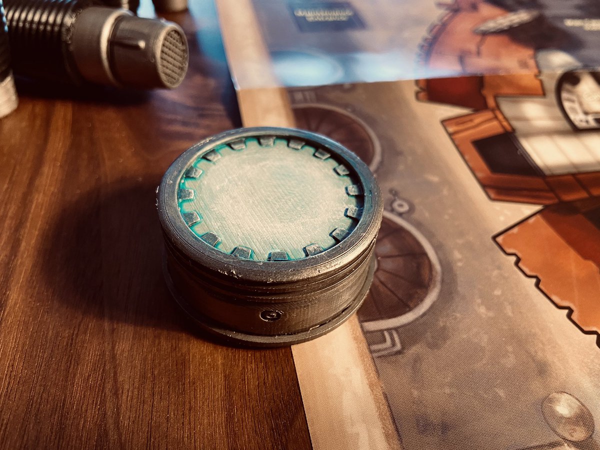 Wenn schon Kopfgeld, dann mit anständigem Bounty Puck. Eines der vielen Props unserer online Star Wars Rollenspiel Runde.

#edgeoftheempire #StarWars #eote #pnp #ffg #Mandalorian   #pnpdeutsch #rpgdeutsch #bountypuck #edgeoftheempire