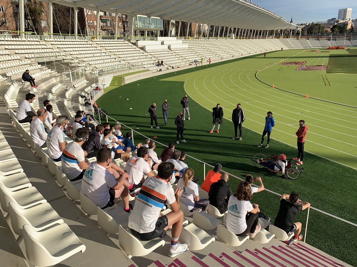 AD_MAPOMA's tweet image. Hoy tenemos Clinic #MapomaRunners en el Estadio Vallehermoso con dos leyendas del atletismo, @EspanaCobo y @ArturoCasadoAld 💪🏻

¡Y con un tiempo espectacular para mover las patitas en pista! 🏃🏻🏃🏼‍♀️