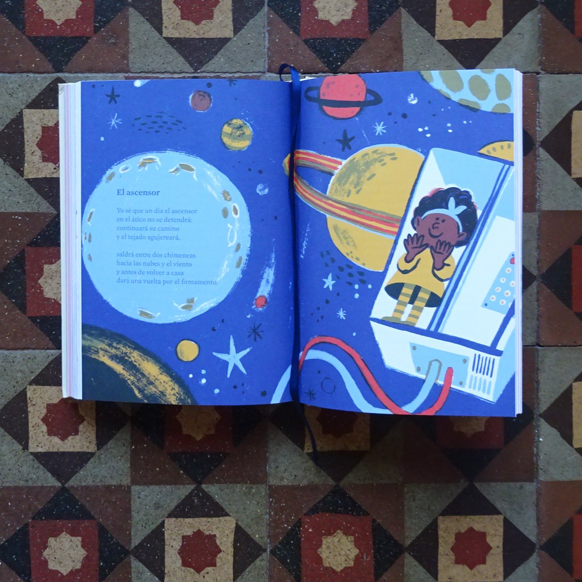 CarlosMayor's tweet photo. 🎂El centenario de #GianniRodari fue como mi cumpleaños: me regalaron este joyón de @BlackieBooks, editado por @xcascantex y Alice Incontrada, ilustrado por @martaltes y #traducidopor Jordi Martí Garcés i #traduïtper @yannickgp. ¡Arre!
https://t.co/siPDbgtVeY #100Rodari #Rodari https://t.co/bthlpKwTuN